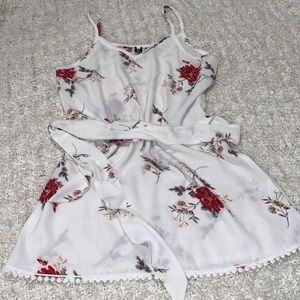 Beautiful white floral dress w/waist strap/belt🤍🌹💐